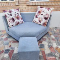 مبل سه گوش باکیفیت همراه ۲ عددکوسن بزرگ و ۱میزعسلی