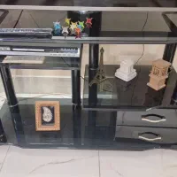 میز تلویزیون شیشه ای خیلی سالم و در حد نو