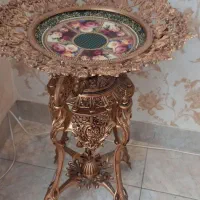 میوه خوری پایه دار کنار سالنی