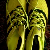 دو کفش ورزشی و یک پوتین|کیف، کفش، کمربند|مریوان, |دیوار