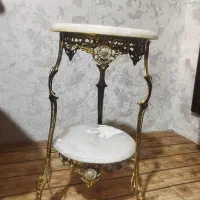 میز برنجی تمیز و شیک