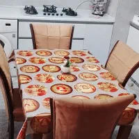 میز ناهار خوری چوبی نو وسالم رنگ قهوه‌ای