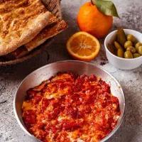 نیروی جوان پیک پیاده داخل بازار بزرگ
