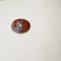 عقیق سوسنی ترکیب شده با جاسپر سرخ و نارنجی.