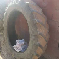 یک جفت لاستیک تراکتور رومانی با یک تیوپ