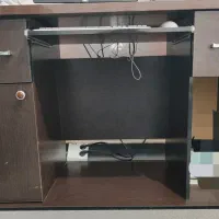 میز تحریر و کامپیوتر