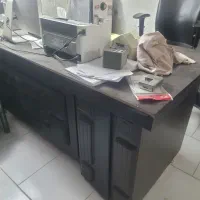 میز مدیریت با ۶ عدد صندلی سالم و تمیز