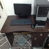 رایانه رو میزی با صندلی و میز