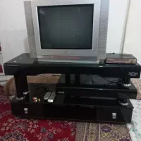 تلویزیون و دیجیتال همراه با میز