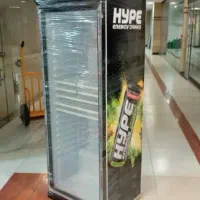 یخچال و میز پیشخوان و سایر تجهیزات