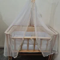 تخت کنار مادر