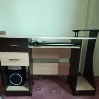 میز تحریر و کامپیوتر