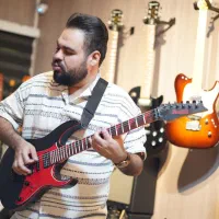 آکادمی تخصصی گیتار و آواز (امیر فتحیه)