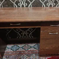 میز تحریر و کتابخونه