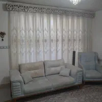 پرده پذیرایی بزرگ شیک تمیز با کتیه و میله