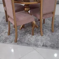 میز ناهارخوری و تعدادی لوازم منزل، اتو مو و سشوار