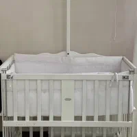 تخت کنار مادر چوبی سفید، تمیز و سالم