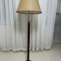 آباژور ایستاده