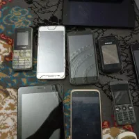 چند عدد گوشی و تبلت