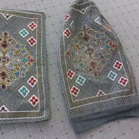 تعدادی رو بالشی و متکا و نشیمن