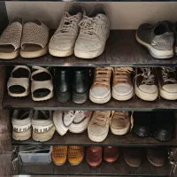 تعدادی کفش فروشی