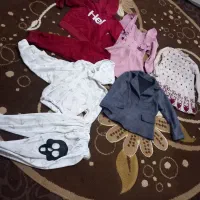 تعدادی لباس بچگانه و کفس اسپرت