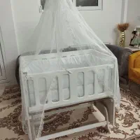 تخت گهواره ای کنار مادر