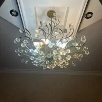 دو عدد لوستر با یک دیوار کوب