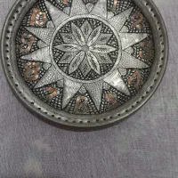 ساعت مسی عتیقه و بشقاب عتیقه...کنده‌کاری با دست|کلکسیون اشیاء عتیقه|سبزوار, فرهنگیان|دیوار