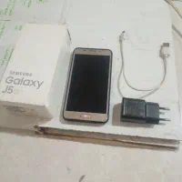 یک دستگاه موبایل گلکسیJ5دوسیم کارت