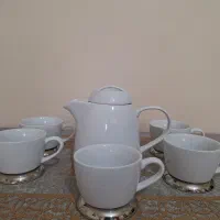 قوری و فنجان چینی سفید