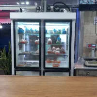 یک نیرو جوان جهت خورد کردن مرغ و گوشت