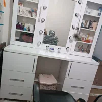 میز آرایش بزرگ مناسب آرایشگاه