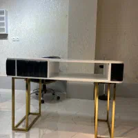 صندلی آرایشگاه و تعدادی صندلی سالن