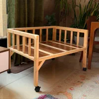 تخت کنار مادر