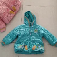 تعداد زیادی کاپشن و سویشرت و لباس بچگونه و دخترونه|کفش و لباس بچه|اشتهارد, |دیوار