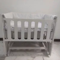 تخت  بچه کنار مادر