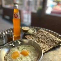 کارگر ساده سالن رستوران