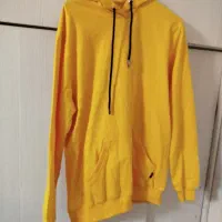 تعدادی لباس در حد نو کم استفاده شده