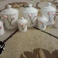 تعداد زیادی ظروف ظرف کیک و پاسماوری و غیره