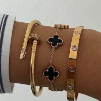 فروشنده خانم (( طلا فروشی ))