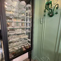 ویترین چوبی با طبقات شیشه ایپشت آینه