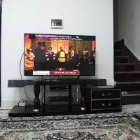 میز تلویزیون شیشه ای بزرگ در حد نو