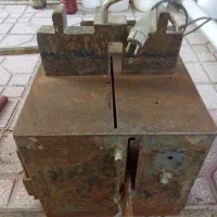 دو عدد اره و سه عدد میز چوبی