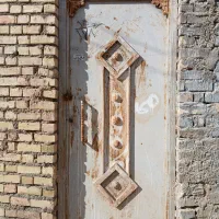 درب حیاط سالم بدون پوسیدگی با قفل