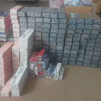 دو عدد ویترین همراه با شیشه و تعدادی رنگ موی سر