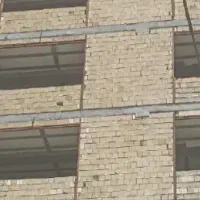 کارگر ساختمان ملات تخت کن  جلودست بنا