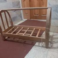 گهواره چوبی قدیمی و استند گل