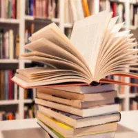 فروشنده خانم در نمایشگاه کتاب