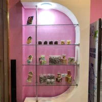 ویترین مغازه سفید با طبقات شیشه ای